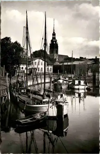 Itzehoe, Hafen mit Hauptzollamt -533806