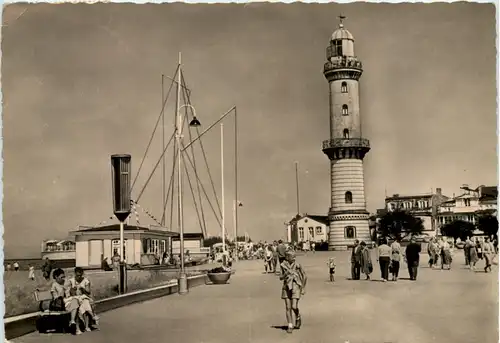 Warnemünde, Promenade am Leuchtturm -534100