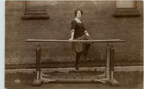 Frau am Barren -654036