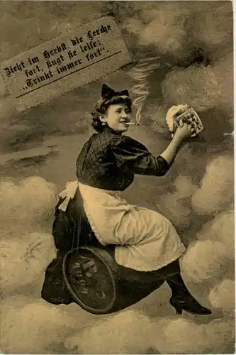 Bier - Frau auf Fass Rauchen -654488