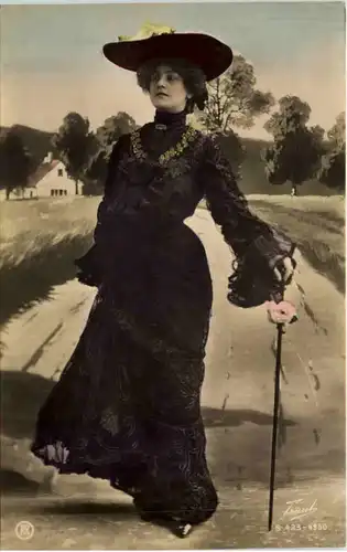 Frau im Kleid -655132