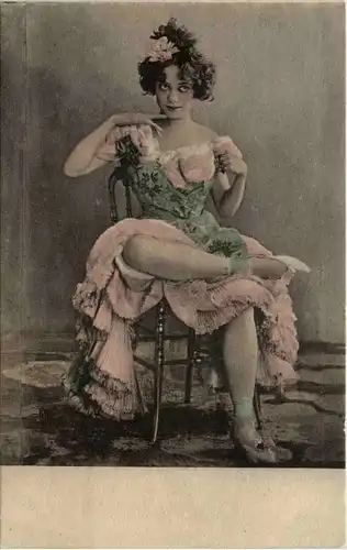 Frau auf Stuhl -655158