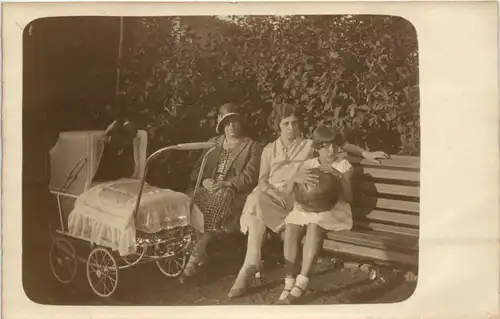 Frauen mit Kinderwagen -655216