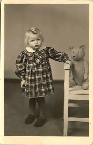 Kind mit Teddybär -655912