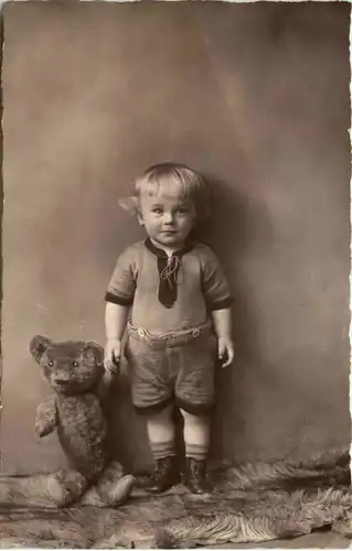 Kind mit Teddybär -655904
