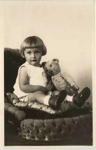 Kind mit Teddybär -655908