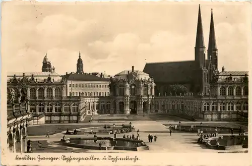 Dresden, Zwinger, Pavillon und Kirche -537384