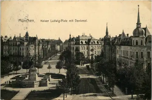 München, Kaiser Ludwig Platz mit Denkmal -538274