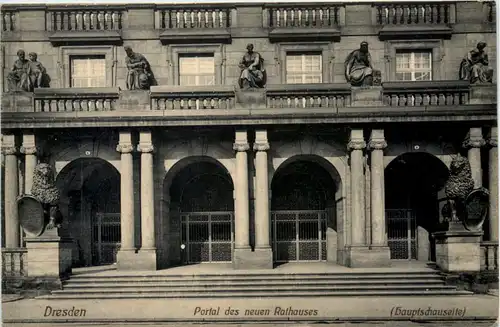 Dresden, Portal des neuen Rathauses -538724
