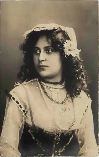 Frau mit Aufstellungsvorrichtung -656528