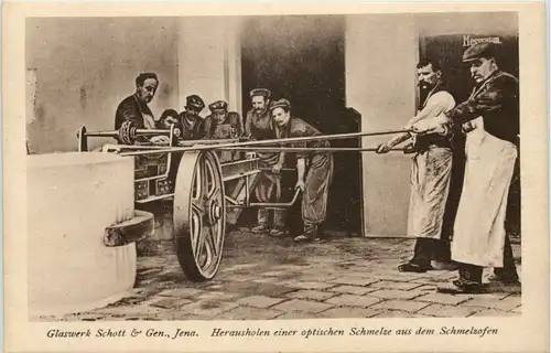 Glaswerk Schott Jena - Herausholen einer optischen Schmelze -656258