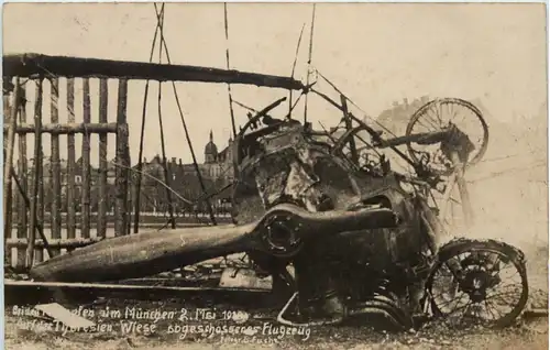 München - Abgeschossenes Flugzeug auf der Theresienwiese -656696
