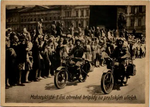 Motocykliste 1. csl obrnene brigady na prazskych ulicieh -657410