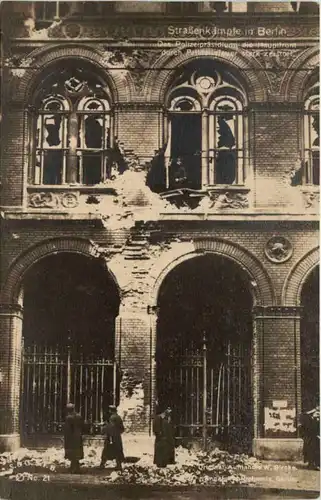 Strassenkämpfe in Berlin - Das Polizeipräsidium -657706