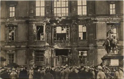 Strassenkämpfe in Berlin - Zerstörungen am Schloss -657704