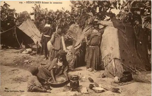 Tunesia - Bedouines faisant le couscous -657830
