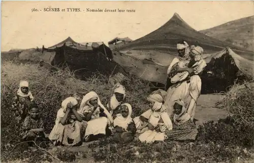 Nomades devant leur tente -657820