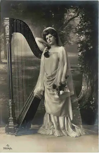 Frau mit Harfe -658176