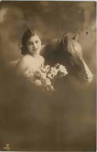Frau mit Pferd -658776