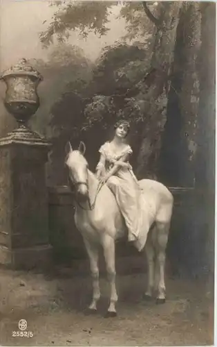 Frau mit Pferd -658782