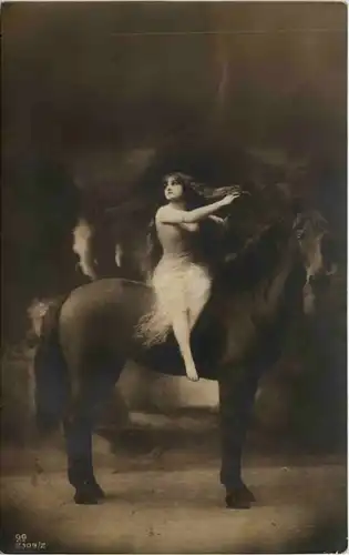 Frau mit Pferd -658802