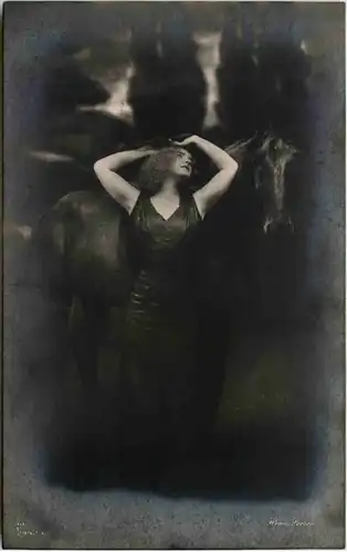 Frau mit Pferd -658760