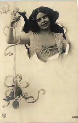 Frau mit Schuh -658998