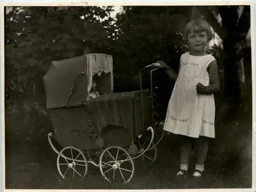 Kind mit Kinderwagen -659030