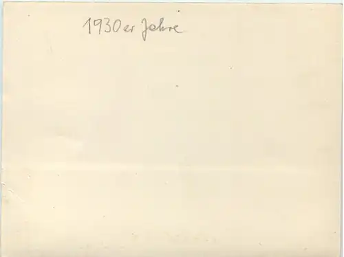 Kind mit Kinderwagen -659030