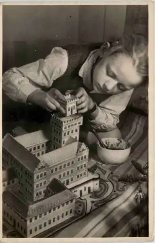 Kind mit Spielzeug -659104