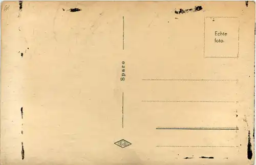 Kind mit Spielzeug -659104