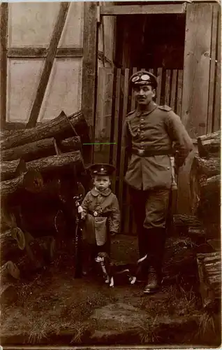 Soldat mit Kind -659216