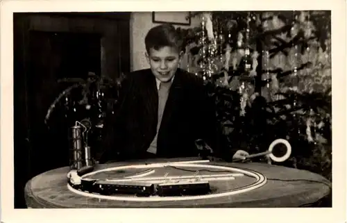 Kind mit Eisenbahn -659106