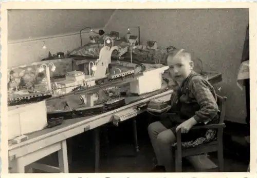 Glauchau - Kind mit Modelleisenbahn -659070