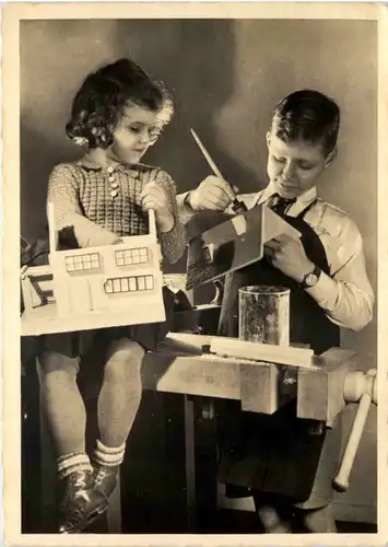 Kinder basteln Spielzeug -659276