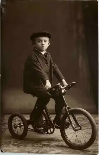 Kind auf Dreirad -659258