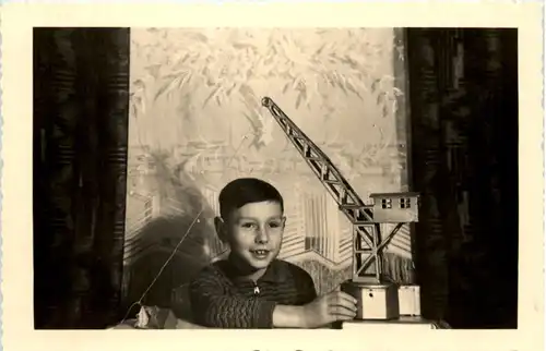 Kind mit Spielzeugkran -659268