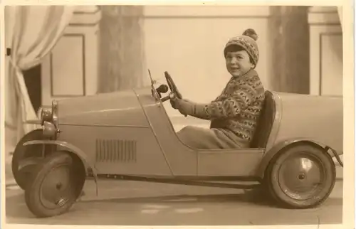 Kind in Auto Spielzeug -659624
