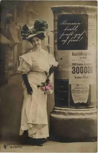 Frau mit Litfassäule -660276