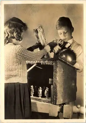 Kinder beim basteln -660324