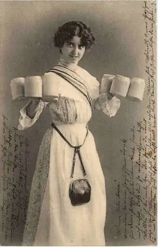 Frau mit Bier -660342