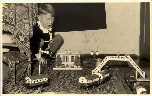 Augsburg - Kind mit Modeleisenbahn -660344