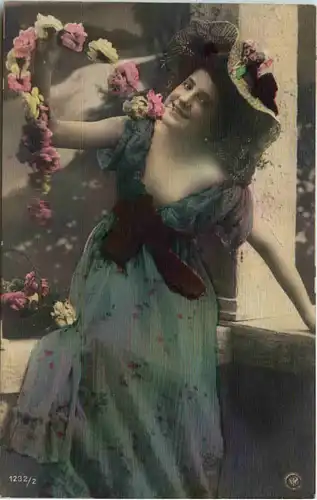 Frau mit Blumen -660526