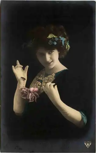 Frau mit Handschuhen -660366