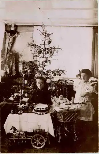 Kinder mit Spielzeug -660426