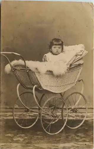 Kind im Kinderwagen -660624