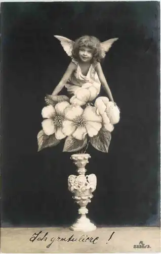 Kind auf Blumenvase -661092