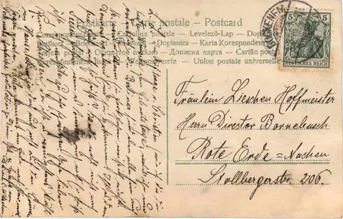 Kind mit Hüpfseil -662896