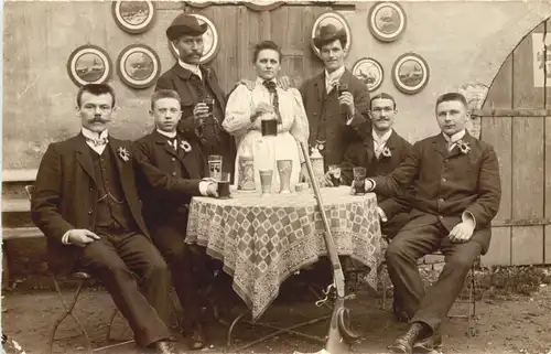 Männer mit Gewehren -663500