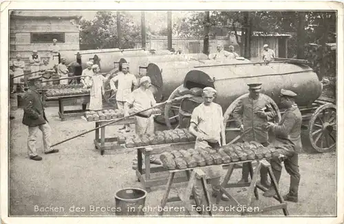 WW1 - Backen des Brotes in fahrbaren Feldbacköfen -663902